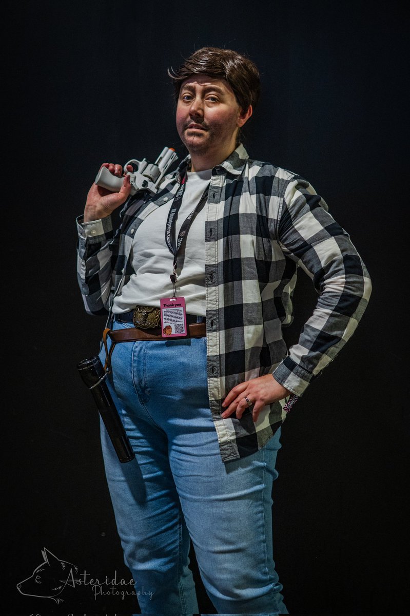 DonnaSluggett's tweet photo. A couple of weeks ago, I was in Newcastle for SunnyCon. This time, I decided to cosplay as Alan Wake from Alan Wake's American Nightmare. Thanks again to @Asteridae_ for the cosplay shots.
#ukrc #alanwakecosplay #ukremedyversecommunity #remedygames https://t.co/EvmdMXl9K2