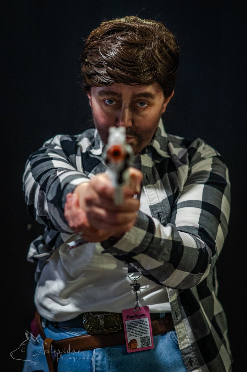 DonnaSluggett's tweet photo. A couple of weeks ago, I was in Newcastle for SunnyCon. This time, I decided to cosplay as Alan Wake from Alan Wake's American Nightmare. Thanks again to @Asteridae_ for the cosplay shots.
#ukrc #alanwakecosplay #ukremedyversecommunity #remedygames https://t.co/EvmdMXl9K2