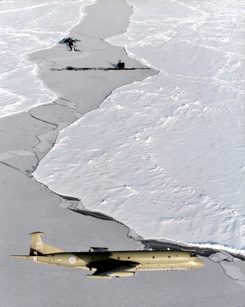 RealAirPower1's tweet image. Scouting the field! A Nimrod Mk2 flies over the submarines USS Spadefish and HMS Trenchant after they surfaced at the North Pole during exercise ICEX 92. The two submarine crews reportedly played a game of cricket on the ice. 🏏