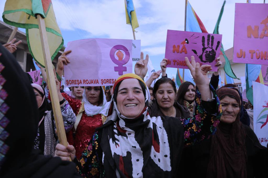 demirleblebi__'s tweet image. Yaşamlarımız ve özgürlüklerimiz için kadın öncülüğünde gerçekleşen #RojavaDevrimi 13 yaşında.
Rojava’da DAİŞ’e karşı direnen tüm kadınlara ve lubunyalara selam olsun!
🗣️Yaşasın Rojava Devrimi!
Biji berxwedana Rojava!
Jin, jiyan, azadî!