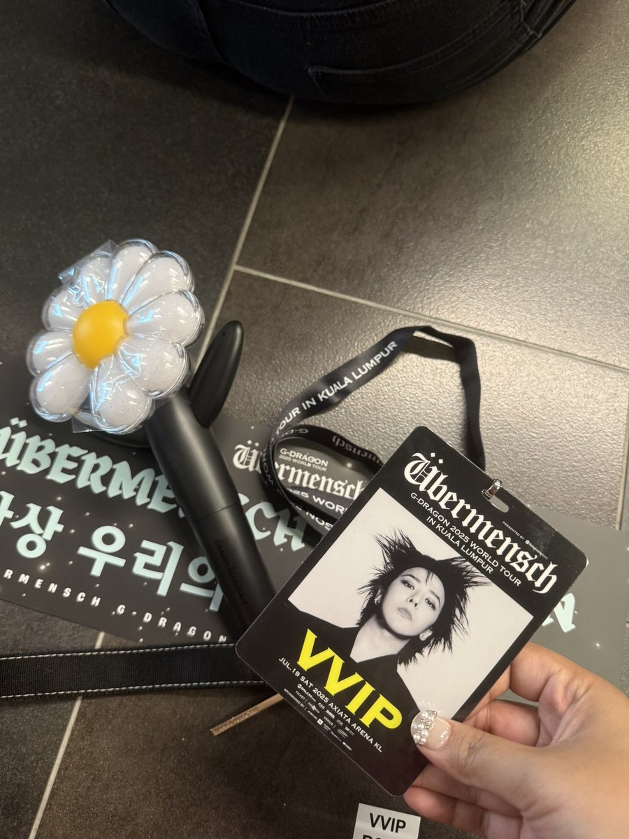 xiamkx's tweet photo. So happy i managed to get vvip (and barricade) for ubermensch this time. Wakil malaysia, checked. 🥹 #GDRAGONinKL #GDinMY #GDinKL https://t.co/HCkVob1nld