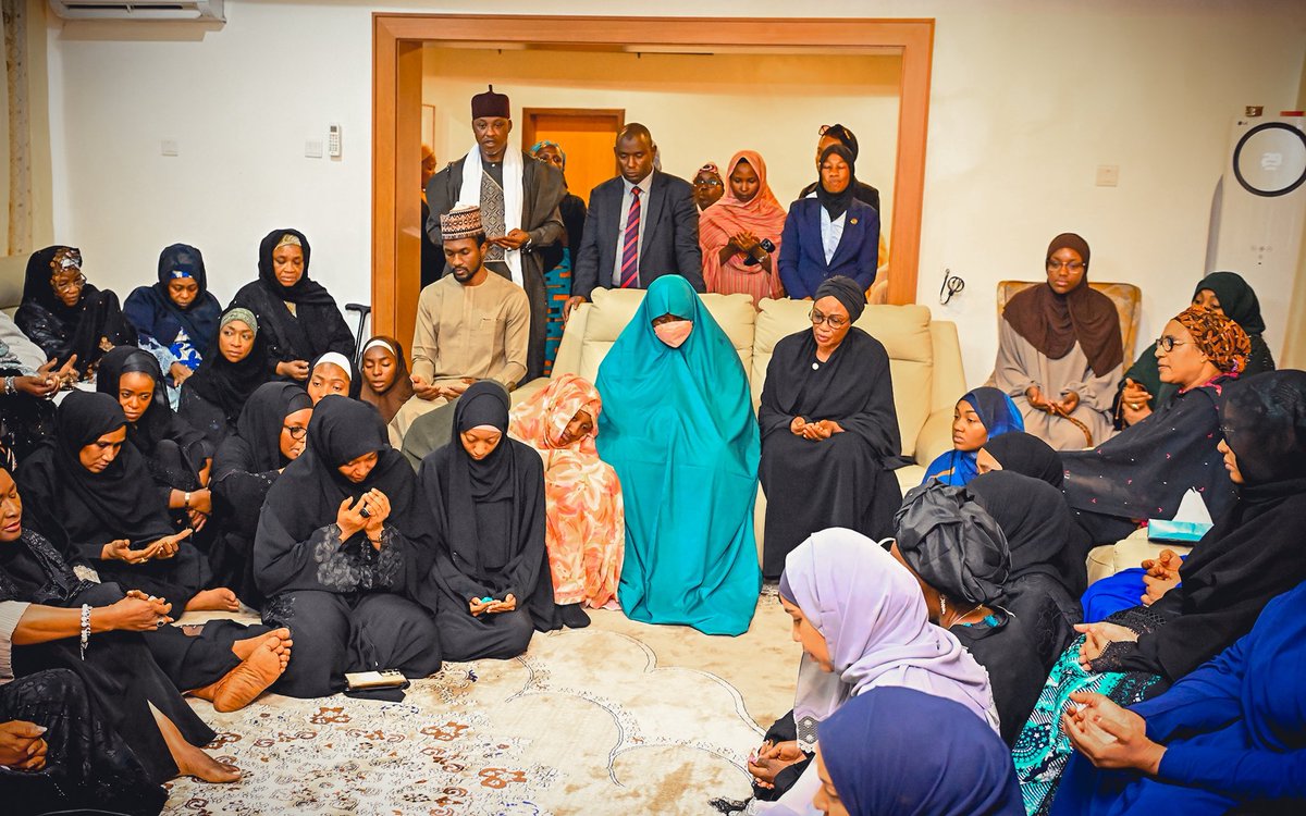 SenRemiTinubu's tweet image. Today, I paid a condolence visit to Daura, Katsina State, to commiserate with the beloved widow and family of our dearly departed former President, Muhammadu Buhari, GCFR.
I was with the wife of the Vice President Hajia Nana Shettima, Wife of the Speaker House of Representatives…
