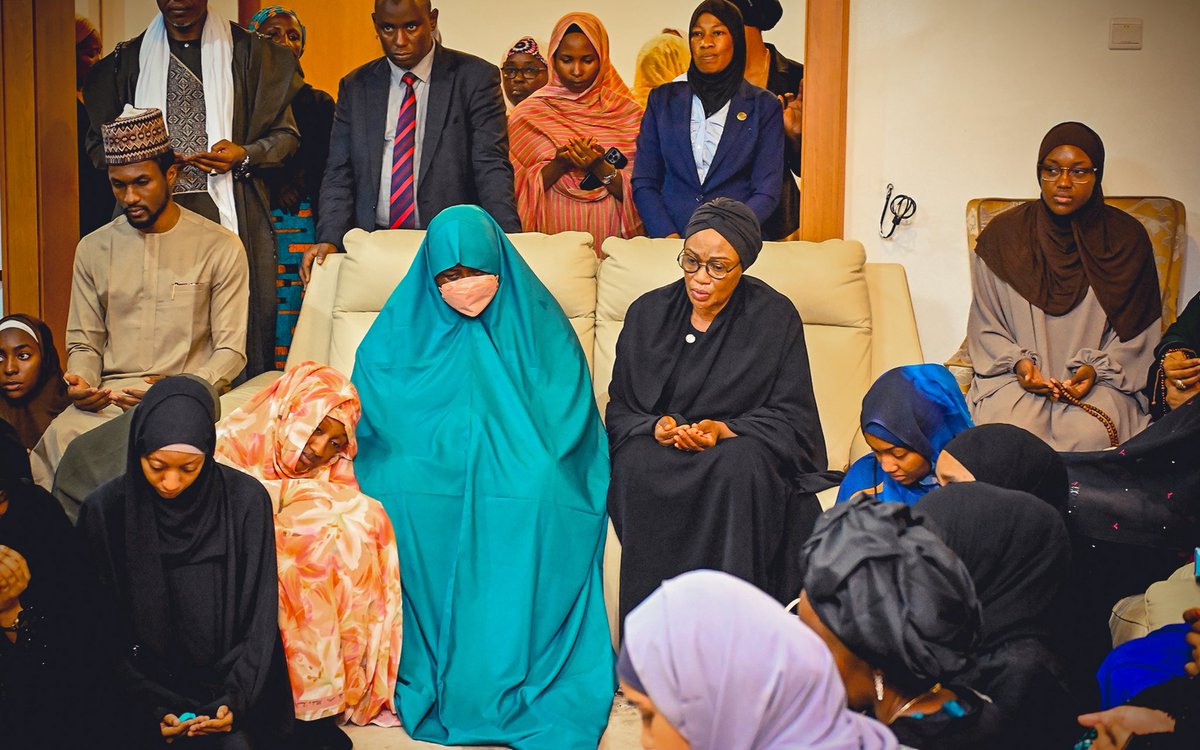 SenRemiTinubu's tweet image. Today, I paid a condolence visit to Daura, Katsina State, to commiserate with the beloved widow and family of our dearly departed former President, Muhammadu Buhari, GCFR.
I was with the wife of the Vice President Hajia Nana Shettima, Wife of the Speaker House of Representatives…