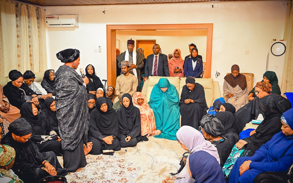 SenRemiTinubu's tweet image. Today, I paid a condolence visit to Daura, Katsina State, to commiserate with the beloved widow and family of our dearly departed former President, Muhammadu Buhari, GCFR.
I was with the wife of the Vice President Hajia Nana Shettima, Wife of the Speaker House of Representatives…