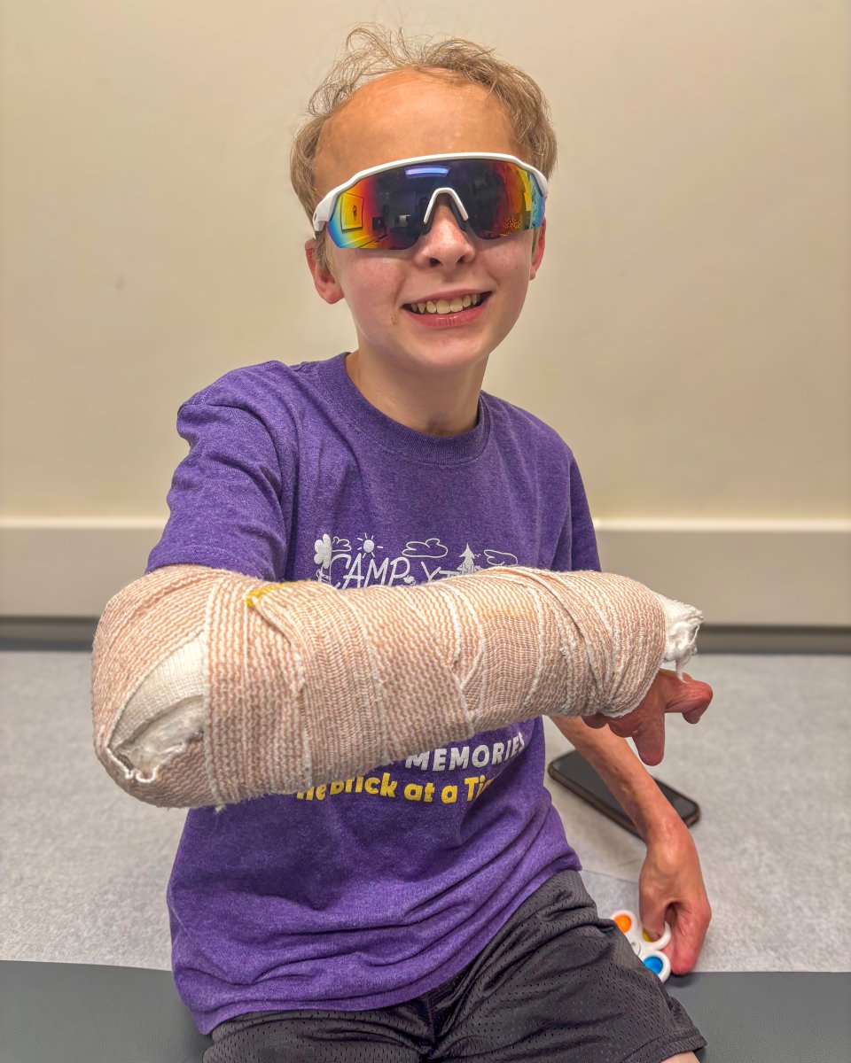 ShrinersLex's tweet image. James was rockin’ his shades and a smile even with a broken arm! Join us in wishing James a smooth and speedy healing journey ♥️✨
