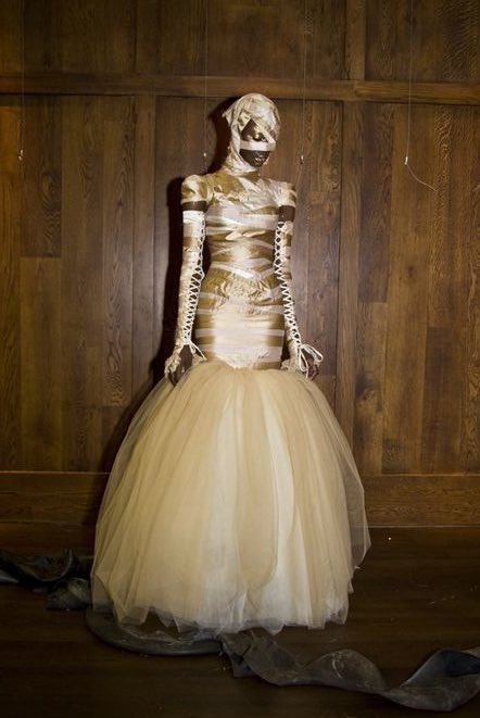 charmofdarkness's tweet image. Details from Alex Noble FW2011 ‘Soft Death’ collection for London Fashion Week