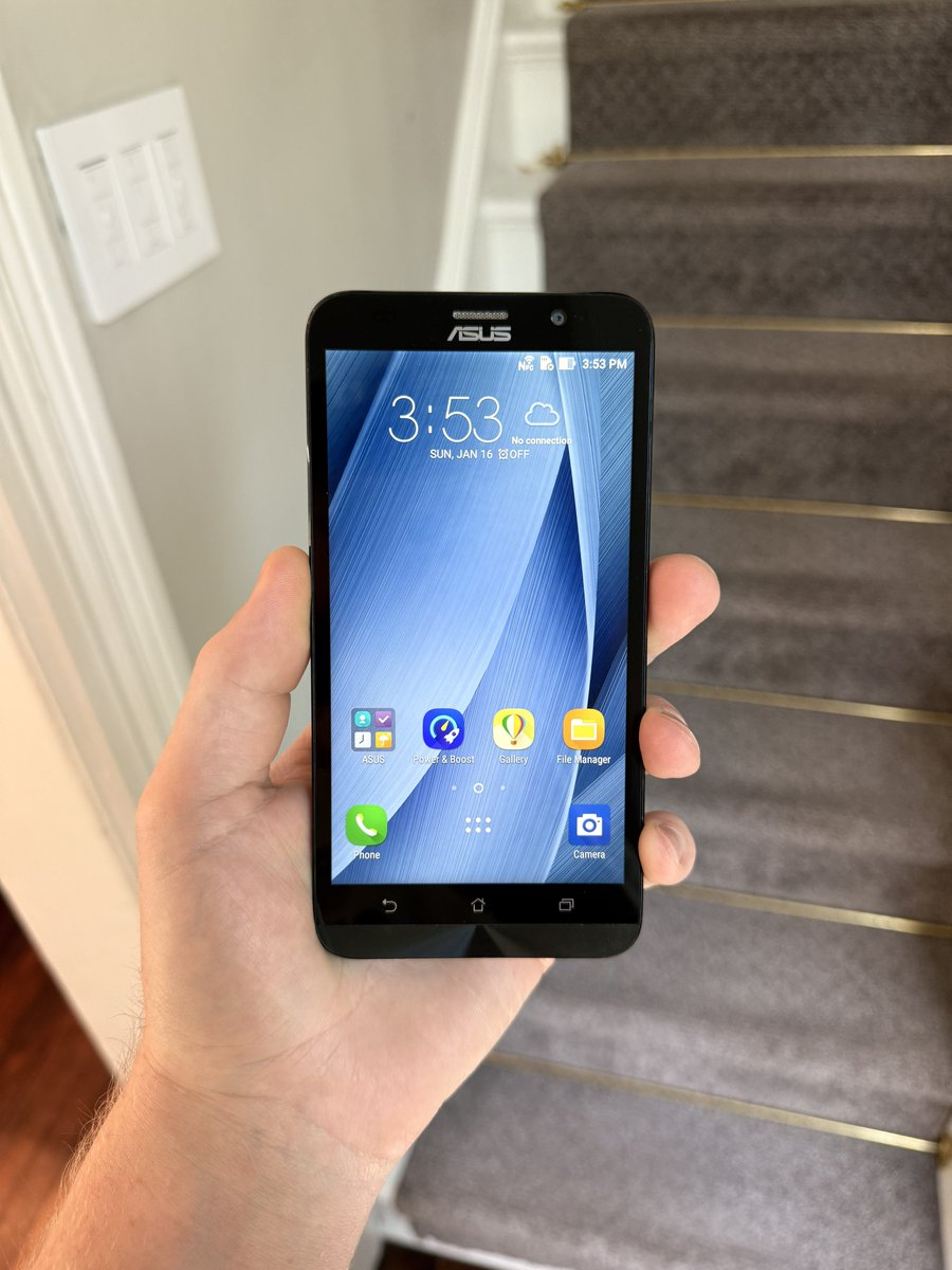 SnazzyLabs's tweet image. You guys have no idea idea how hard it is to find a phone that nobody gives a crap about in decent condition. This acquisition is 6-months in the making! Video coming eventually on Intel’s massive x86 Android failure.