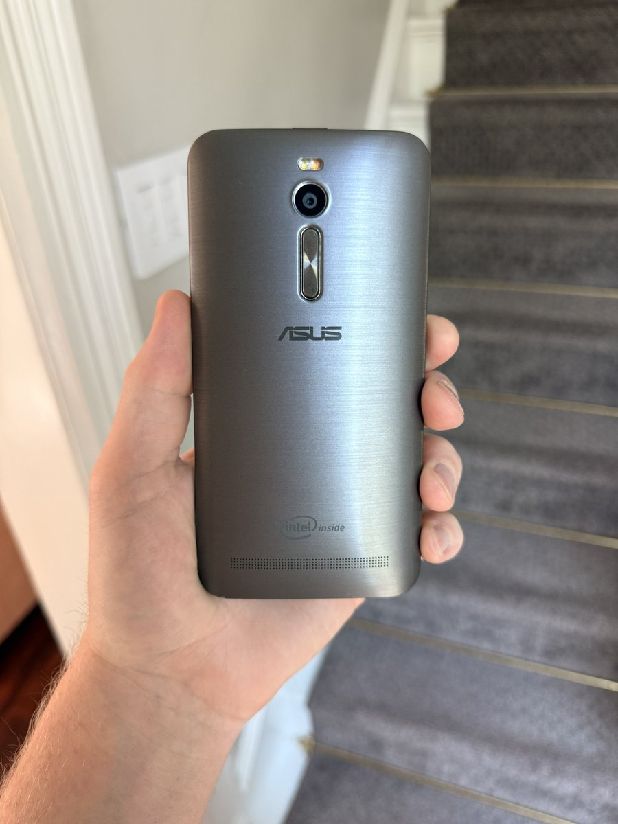 SnazzyLabs's tweet image. You guys have no idea idea how hard it is to find a phone that nobody gives a crap about in decent condition. This acquisition is 6-months in the making! Video coming eventually on Intel’s massive x86 Android failure.