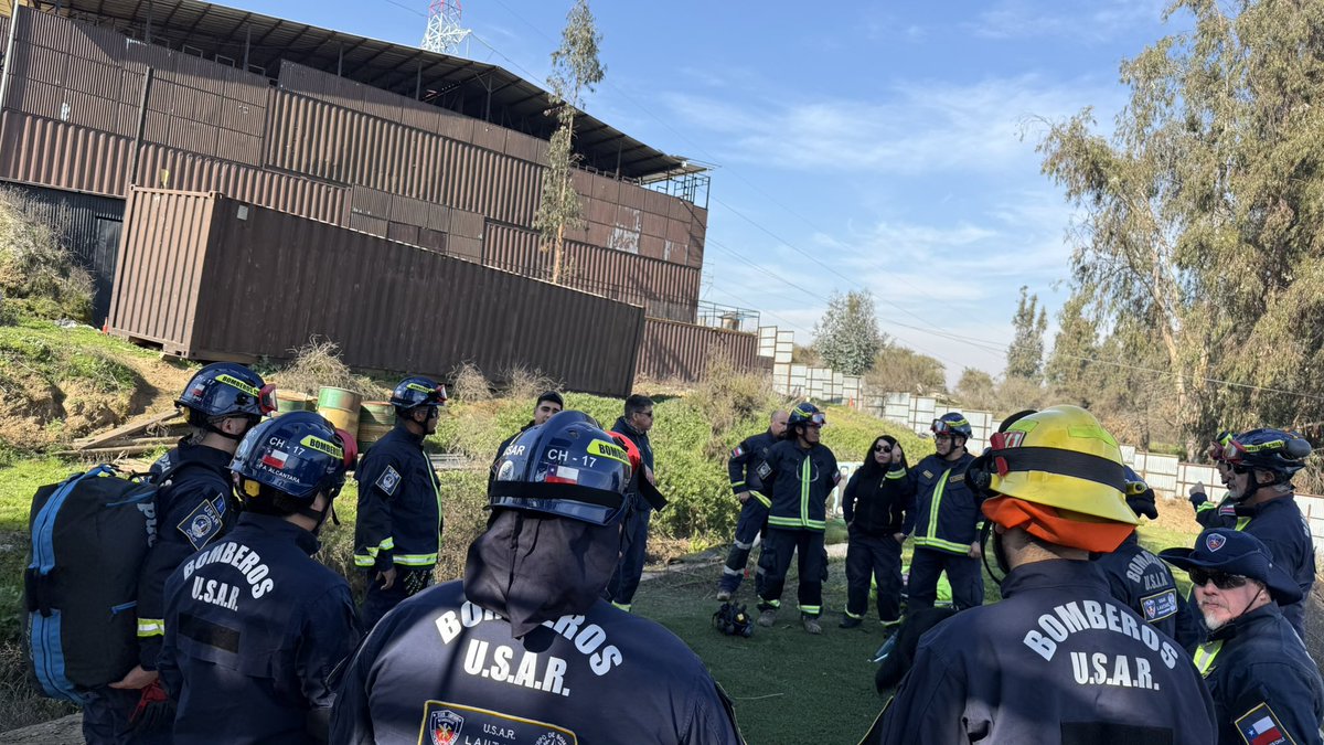 El grupo Usar Lautaro en ejercicio de cuerdas y apuntalamientos, en Academia CRO, Melipilla.