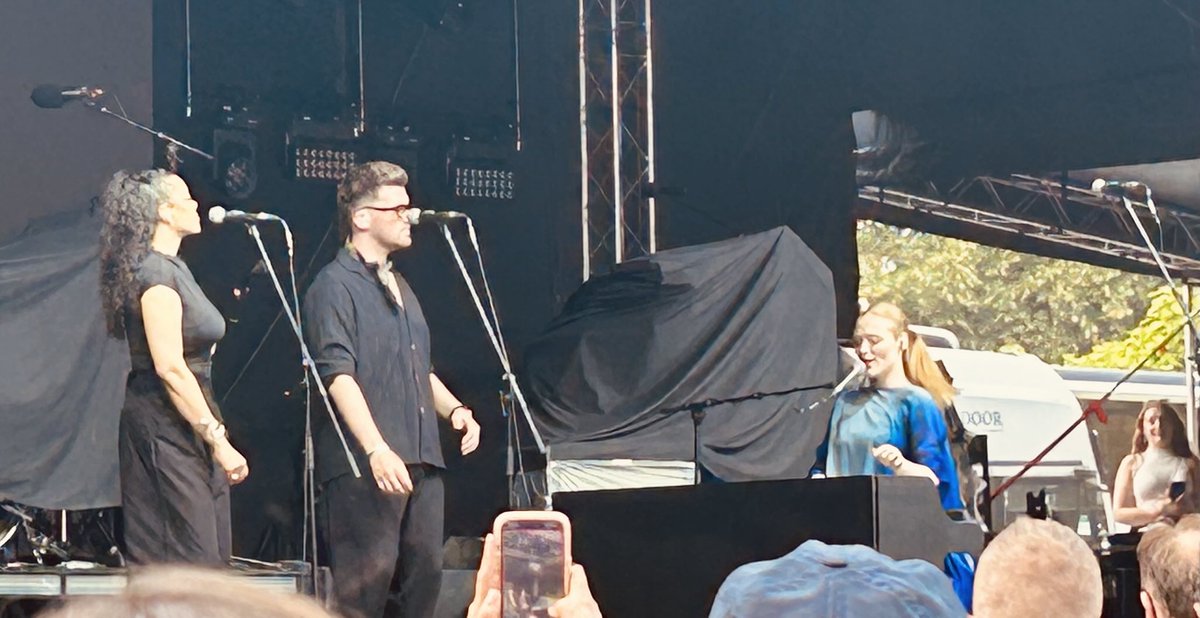 ⁦<a href="/FreyaRidings/">Freya Ridings</a>⁩ Doing a powerful set.