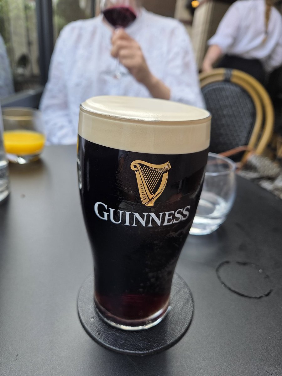 LeinsterClub's tweet image. Pints in the Westbury. The Girl to Guy ratio is about 70:1