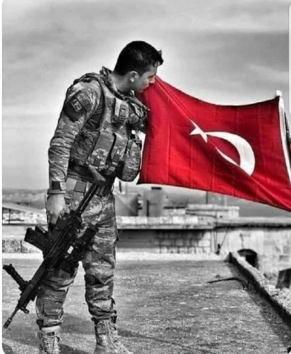 Ey mavi göklerin beyaz ve kızıl süsü,
Kız kardeşimin gelinliği, şehidimin son örtüsü,
Işık ışık, dalga dalga bayrağım!
Senin destanını okudum, senin destanını yazacağım.