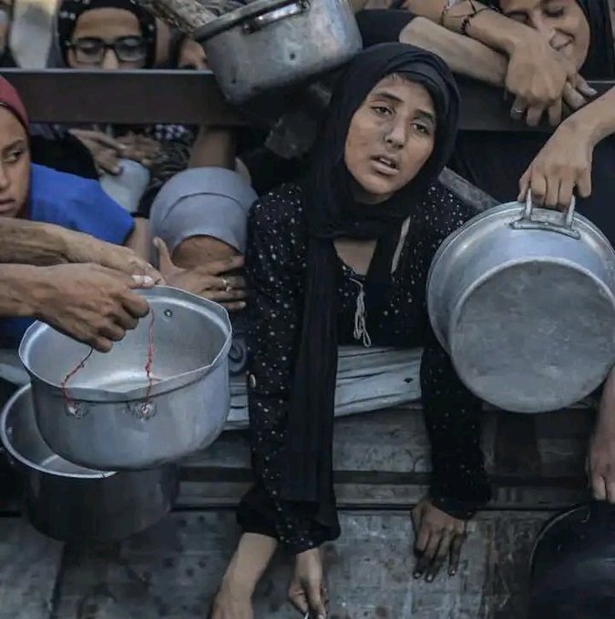 Bu açlığa bir çuval un bile göndermeyenler… Siz neyi kaybettiniz de bu kadar sessizsiniz? Vicdan mı, din mi, insanlık mı?
#GazzeAçlıktanÖlüyor