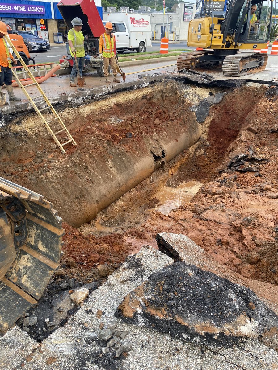 BaltimoreDPW's tweet image. 🚧 Baltimore City DPW is actively working to repair the water main break in the Hunt Valley/Cockeysville area of Baltimore County. Crews are on-site, and progress is underway.
Please stay tuned for updates as we work to restore service as quickly and safely as possible. ☝️