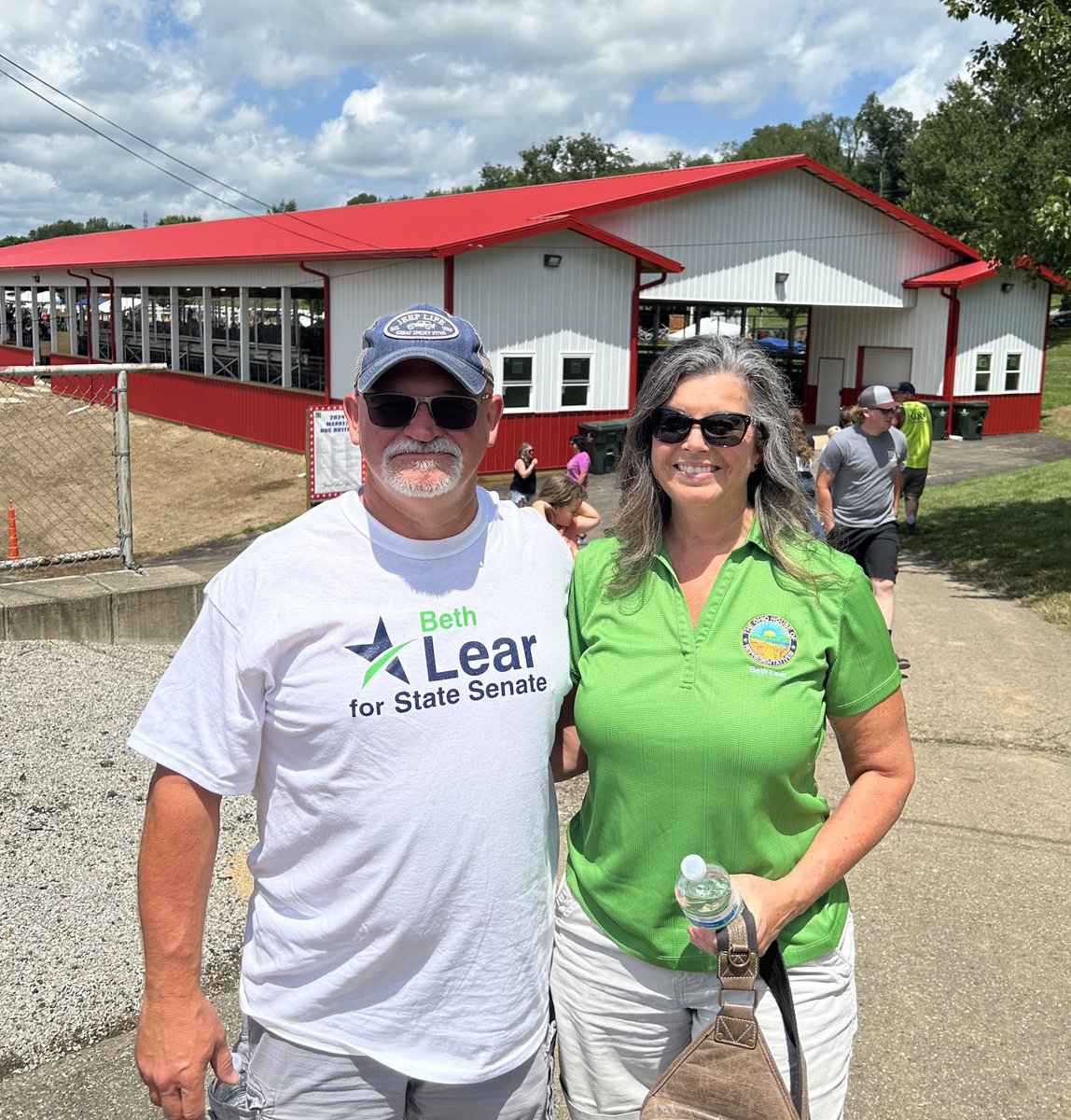 Lear4Liberty's tweet image. What time is it?
☀️great weather
☀️delicious food
☀️beautiful animals
☀️happy 4-Hers
It’s Knox County Fair time! And I’m so excited about their new hog barn funded with help from last year’s Capital Budget. Thanks for the tour Jim Ruhl and Todd Carpenter! And special thanks for…