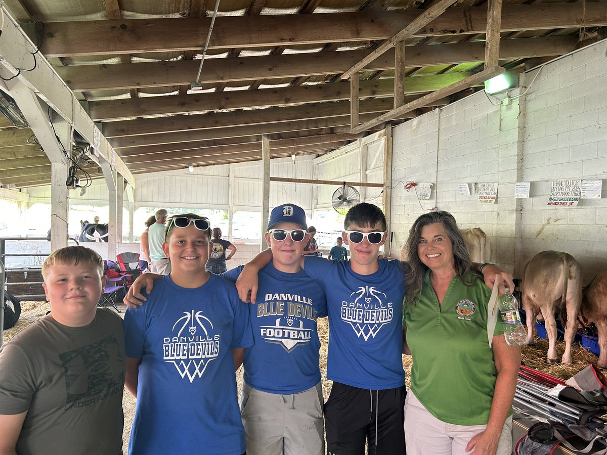 Lear4Liberty's tweet image. What time is it?
☀️great weather
☀️delicious food
☀️beautiful animals
☀️happy 4-Hers
It’s Knox County Fair time! And I’m so excited about their new hog barn funded with help from last year’s Capital Budget. Thanks for the tour Jim Ruhl and Todd Carpenter! And special thanks for…