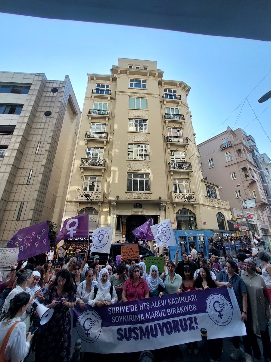 inisiyatif2025's tweet image. 📍İstanbul
Bugün Suriye’deki Alevi kadınlarla dayanışmak için Suriye Konsolosluğu önündeyiz!
HTŞ’nin katliamlarına, kadınları hedef alan şiddetine sessiz kalmıyoruz!
Bu düzeni izleyen, görmezden gelenlere karşı bir kez daha söylüyoruz:
Alevi kadınlar yalnız değildir!