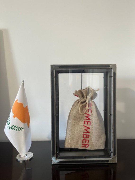 CyprusinItaly's tweet image. Cerimonia di consegna di una delle opere d’arte della mostra “CYPRUS MEMORY”, degli artisti Vassilis Vassiliades 🇨🇾 e Laura Mega 🇮🇹, generosamente donata dall’artista @VassiliadesVas. L’opera è stata ricevuta dall’Ambasciatore @ChristofidesY per conto dell’Ambasciata della…