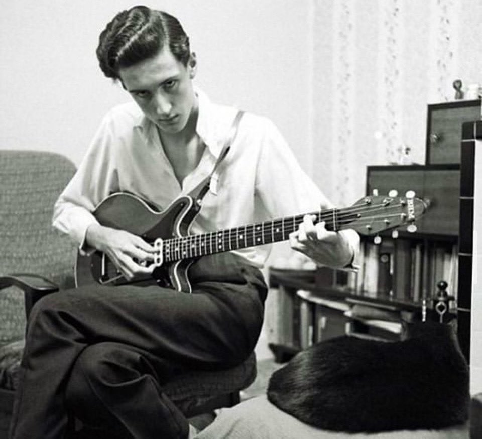 Un joven Brian May en 1963 posando con la Red Special, la guitarra hecha a mano junto a su padre que lo acompañaría durante toda su carrera.