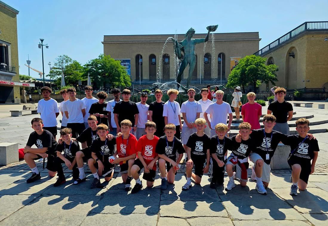 STFCfoundation's tweet image. Final Day Gothia Highlights 🇸🇪
After wrapping up a great presentation, the boys soaked up some local culture with a scenic boat tour around the city! 🚤
We then headed to the Gamla Ullevi and SKF Arena to catch the thrilling Boys 14 & 17 finals – some incredible talent on…