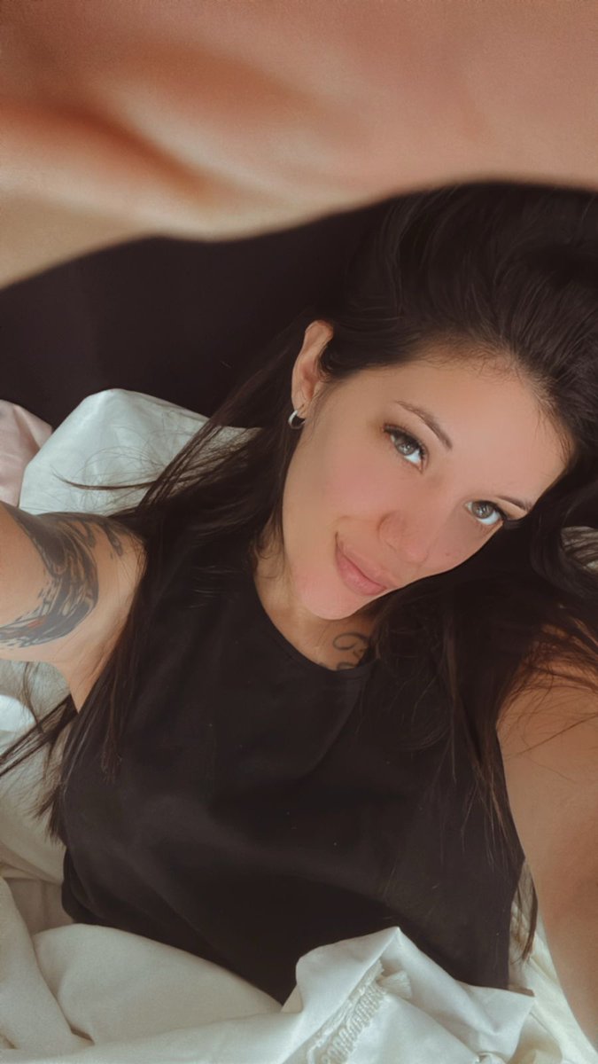 delicedecandice's tweet photo. Pour ceux qui se demandent, oui, mon matelas et moi formons le couple parfait. On ne se quitte jamais le samedi. ❤️🔥 #RelationGoals #SamediAuLit https://t.co/2urofbomaF