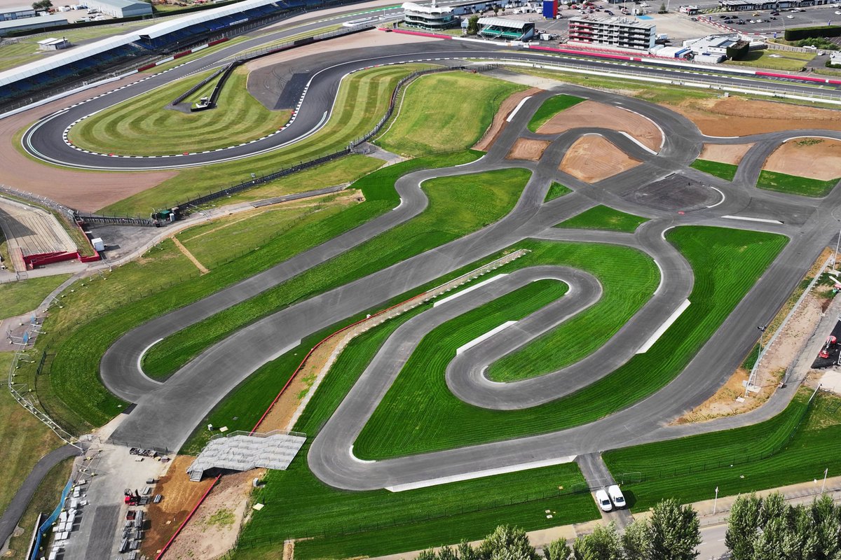 LuccasCorsino's tweet image. En Silverstone están construyendo un circuito de karting de nivel internacional apto FIA.
Siempre invirtiendo en el futuro de sus pilotos, esperan recibir 160.000 visitantes anuales y generar muchos puestos de trabajo en la zona del circuito