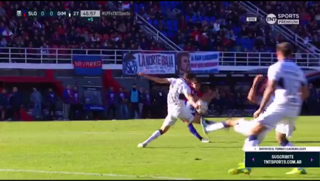AgustinMuzzu's tweet image. Lindo mensaje manda la AFA. No cobran un penal clarito y perdés dos puntos claves. Tapia dice que el clu es de los socios, pero tiene intervenido a San Lorenzo al cual no le permite echar a su presidente. A algunos le regalan penales y a otros los ahogan. Imposible competir así
