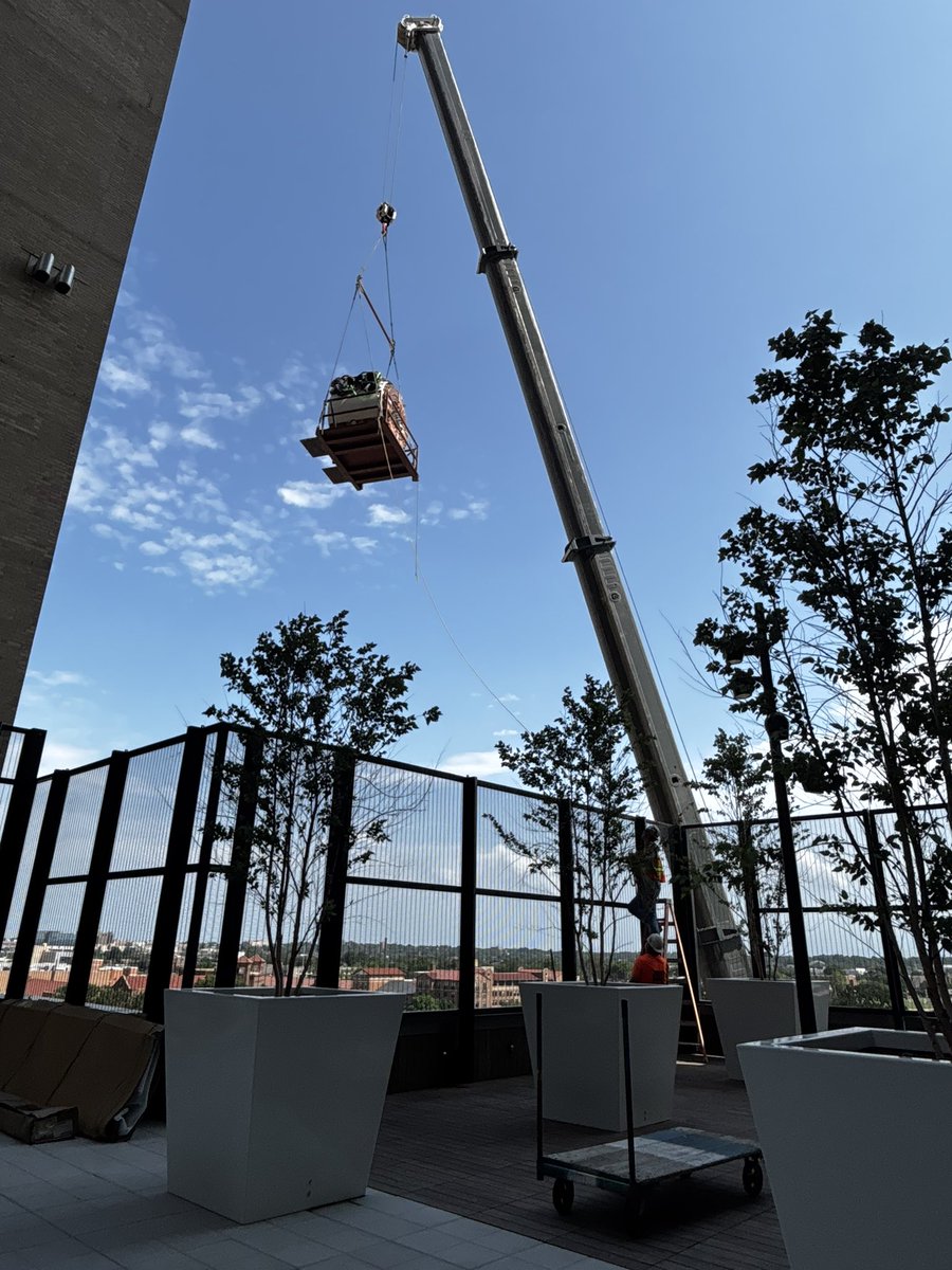 WashUMedMIR's tweet image. Up, up and away! We&apos;re installing a Siemens Biograph One PET/MR scanner — the first in the U.S. — in our Center for Clinical Imaging Research. The state-of-the-art scanner combines noninvasive PET with unprecedented MRI detail for faster scans, more info and less radiation.