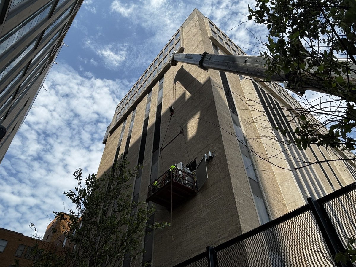 WashUMedMIR's tweet image. Up, up and away! We&apos;re installing a Siemens Biograph One PET/MR scanner — the first in the U.S. — in our Center for Clinical Imaging Research. The state-of-the-art scanner combines noninvasive PET with unprecedented MRI detail for faster scans, more info and less radiation.