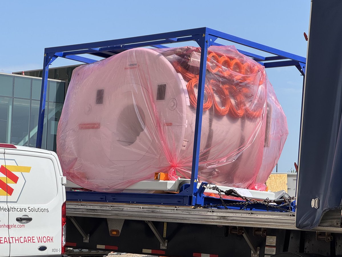 WashUMedMIR's tweet image. Up, up and away! We&apos;re installing a Siemens Biograph One PET/MR scanner — the first in the U.S. — in our Center for Clinical Imaging Research. The state-of-the-art scanner combines noninvasive PET with unprecedented MRI detail for faster scans, more info and less radiation.