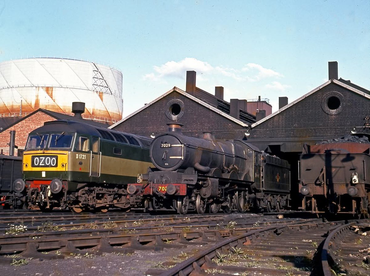 adipullenLNER's tweet image. 7029 Clun Castle with only a month left in regular service alongside Brush Type D1721 at Gloucester Horton Road in November 1965. Some good colours for modellers here. (Ralph Ward)