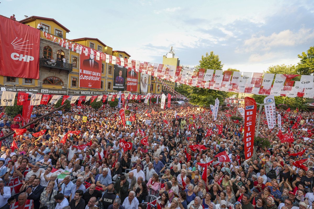 dk_imamoglu's tweet image. Trabzon’da halkın güçlü sesi, adalet ve demokrasi için meydanlarda yankılandı. Özlemimiz, 86 milyonun birlik içinde yaşadığı bir Türkiye! Çocukların ve gençlerin umutla yarınlara baktığı, kadınların güvende olduğu, çiftçilerin, emekçilerin, emeklilerin refah içinde yaşadığı bir…