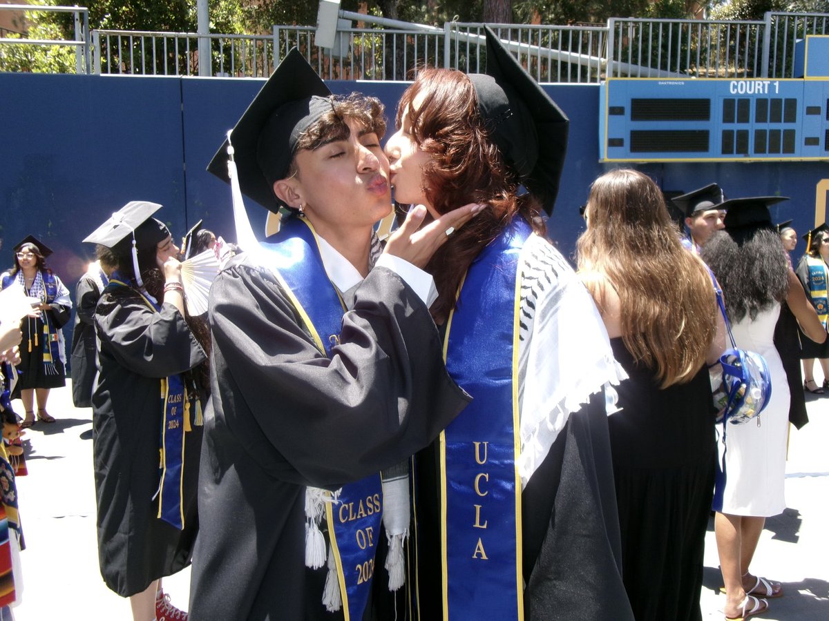 dddeeemma's tweet photo. my grad pics were so cunt https://t.co/vnE7OJrfty