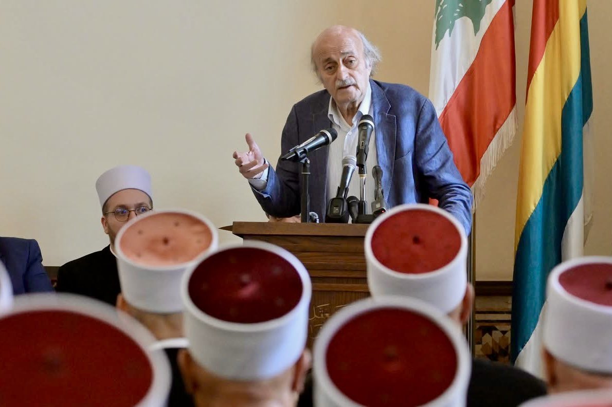 ChehayebWael's tweet image. القائدُ الذي لا يُكرّر نفسه
يمشي حيثُ تنتهي الطُّرق،
ويصنعُ من المستحيلِ خطّاً للعودة.
صاحبُ صمتٍ أصدى من الصَّخب،
وإرادةٍ تُعلّمُ الجبالَ التواضعَ.
عندما تهربُ الحلولُ،
يكونُ هو السؤالَ والجوابَ.
يُمسكُ بيدِ الزَّمنِ لا ليُتابعَهُ،
بل ليُعيدَ ترتيبَهُ.…