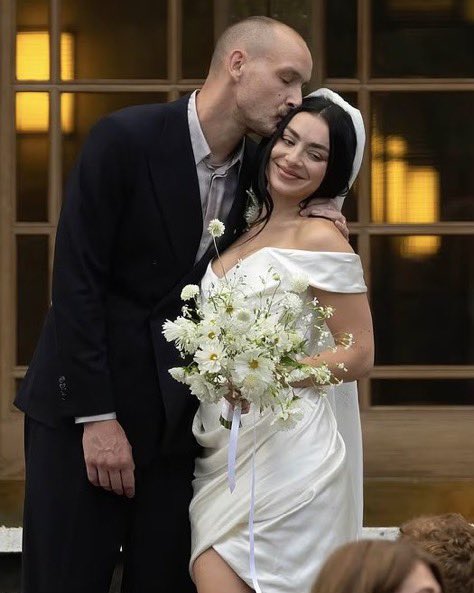 LINDOS DEMAIS! George Daniel e Charli XCX celebrando seu casamento em Londres 🖤💚