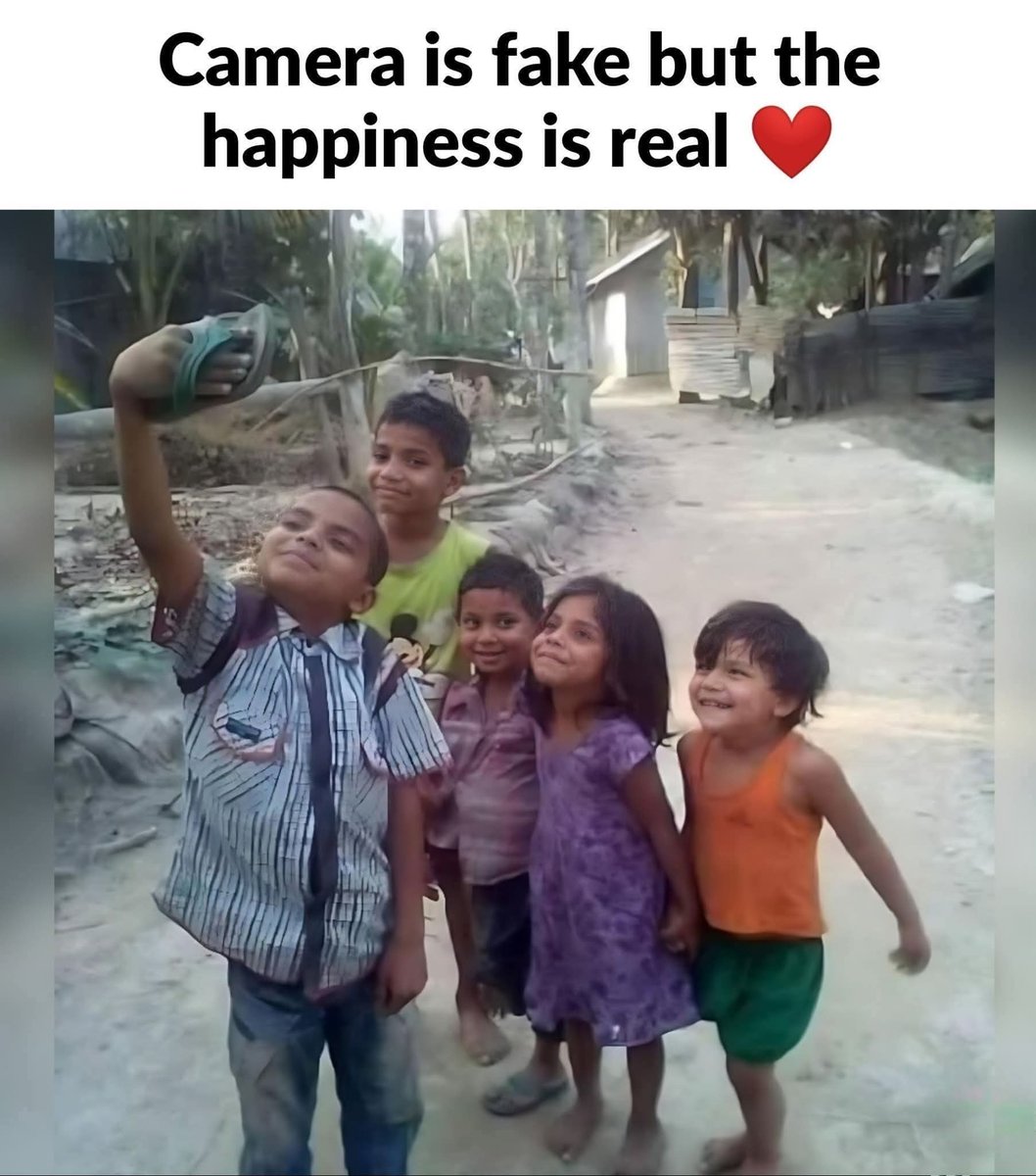 MakkarSK's tweet image. No fancy gadgets. No filters. Just a sandal turned camera—and joy that's 100% real. ❤️📸 Childhood knows how to keep it simple and magical. #RealJoy #ChildhoodUnfiltered #SimpleHappiness