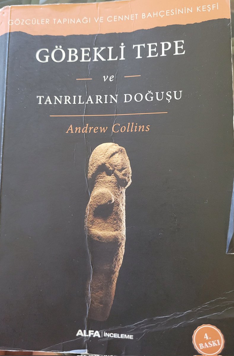 MikailAslan_MA's tweet photo. Varto yazısının Türkçe çevirisi Mutlu Can dan..

VARTO’YA BİR YOLCULUK, HIDIR BAŞ VE ANDREW COLLINS’İN CENNET BAHÇESİ

Bu sene çocuklarımı alıp Gımgım’a (Varto) gittim, Hıdır Baş’ın (Çelik) evini ziyarete. Dêrsim’den koyulduk yola, Qisle (Nazımiye) ile Mazgêrd’in (Mazgirt) içinden Dep’e (Karakoçan) gittik. Çewlîg’de (Bingöl) biraz dinlendik ve Kanîreş (Karlıova) üzerinden Hıdır BAŞ’ın köyüne; Muska’ya ulaştık.    
Hıdır Baş hiç bir araya gelmedik, ama telefonla epey muhabbetimiz oldu. Ne yazık ki Hıdır BAŞ, evvelki yıl hakka yürüdü. Hardo Dewrêş (Kutsal Toprak) acıtmasın, yeri Gülistan’da olsun.  
Alevi halkımız arasında bizim dilimiz (Kirmanckî) en fazla Gımgım’da konuşuluyor. Orda dilimiz “yaşlıların dili” değil, henüz çocukların ve gençlerin. O nedenle her köyde şairler, ozanlar, yazarlar var. Gımgım’da dilimiz ve kültürümüz ölü değil, canlı. Ne mutlu bize ki henüz böylesi yeşil ağaçlarımız var ve biz gidip bu ağaçların gölgesinde muradımızı alıyoruz.  

Şair ve ozanların arasında Hıdır BAŞ’ın yeri çok özeldir, ağırdır. Ben 2007 yılında Hıdır BAŞ’ın cemalini amatörane bir videoda gördüm. Hênîyê Xizir’ın (Hızır Çeşmesi) başında şiirler okuyordu. “Zaten senin için boynum büküktür, bir taş da sen vurma ey yârim..” O şiiri o anda aklıma koyup, eve gittim. O günden beridir de Bingöl Dağları, Hıdır BAŞ’ın o hali ve Hızır Çeşmesi’ni hiç unutmadım.  

Hıdır BAŞ’ın evinde kaldık, hal hatır sorduktan sonra Hıdır Amcanın mezarına gittik. Hıdır BAŞ’ın oğlu Can Yoldaş babasının masasını gösterdi, kitapları, günlükleri üzerine epey bilgi verdi bana. Babası su içişinden misafirlere, komşulardan çoluk çocuğu idare etmeye; geçinmeye kadar her şeyi yazmış.     

Kendi kendime “Bu insanın derdi neymiş, bu kadar şeyi kimin için yazmış?” Meleğinin emrindeymiş sanırsın, dedim.   
Okumuş, yazmış, bestelemiş, her yeri ekmiş; yeşillendirmiş, bir de taşın üstüne bile ağaçlar dikmiş.

Can Yoldaş, böyle uzun uzun babasından söz ederken, Andrew Collins’in kitabını hatırladım; “Meleklerin Küllerinden – Günahkar Bir Irkın Yasaklanmış Mirası”. Sanırım 2010-2012 yıllarında okumuştum bu kitabı.  
Bu kitapta, melekler, Hz. Adem’in oğlu Şit, meleklerin sır ve kerametleri üzerine, Êzidiler ve Aleviler üzerine bazı bilgiler bulunuyor. 
Gözcüler vardır; onlar gelmiş ve Adem’in torunuyla söyleşip dost olmuşlar ve Hakk’ın sırrını aşikâr etmişler…
Ben kitaptan bahsedince Can Yoldaş dedi ki;
“O adam buraya geldi.” 
Gerçekten de Andrew Collins Hıdır BAŞ’ın evine gelip, misafir olmuş. Ardından da İngiltere’ye gidip “Göbekli Tepe ve Tanrıların Doğuşu" kitabını yazmış, kitabından bir tane de Hıdır Amca’ya göndermiş. Kitabının sonunda (40. Bölüm) Hızır Çeşmesi’nden söz edip, bu bölgeye “Cennet Bahçesi” diyor. 
Onun düşüncesine göre Büyük Aleksandır buraya gelmiş ve zemzem suyunu (ab-ı hayat) içmiş..
Hızır Çeşmesi’nde küçükçe bir ev yapılmış, halkımız oraya gidip rüyaya dalıyor. Andrew Collins bu eve bekleme odası diyor. 
Doğrusu ben bir ziyarete gittiğim vakit, kendi kendime diyorum ki “Keşke etrafımda kimse olmasa da doyasıya kendimi/özümü dinlesem, bu ziyaretin melekleri gelip beni öte tarafa götürseler…” 
Bu kitapta epeyce bilgi var, merak eden alıp okusun. Andrew Collins’in kitabında dediği gibi “Hızır Çeşmesi’nde Cennet Bahçesi’ni gördük, insan o dünyaya gidip geliyor. 

16.07.2025