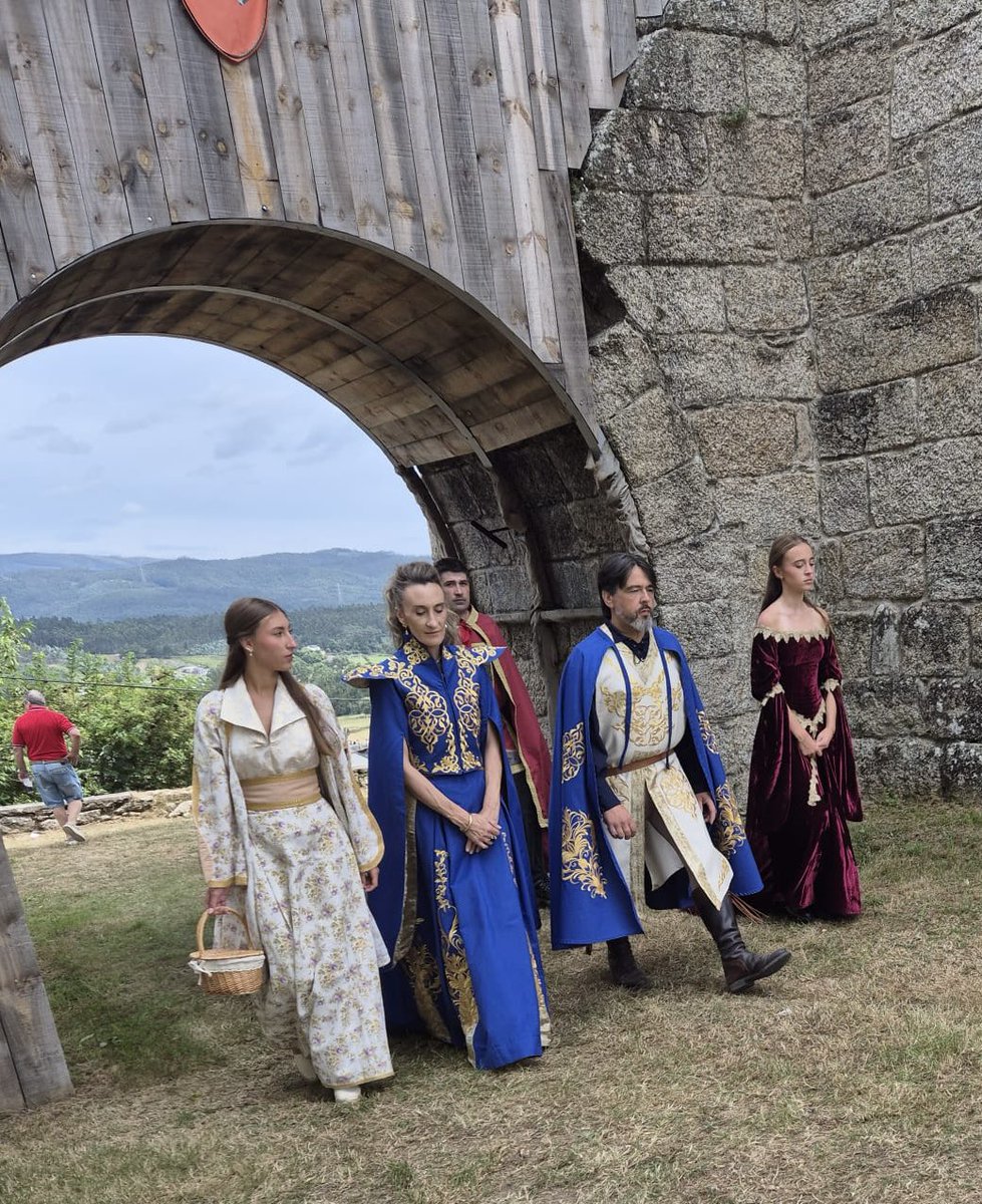 BalseiroLugo's tweet photo. 🌊 A Mariña está de moda!!

XXV Mercado medieval de #Alfoz
XII Festa do Percebe de #Xove

Que ben o pasamos
#GaliciaCalidade https://t.co/Hw0A9PU0wD