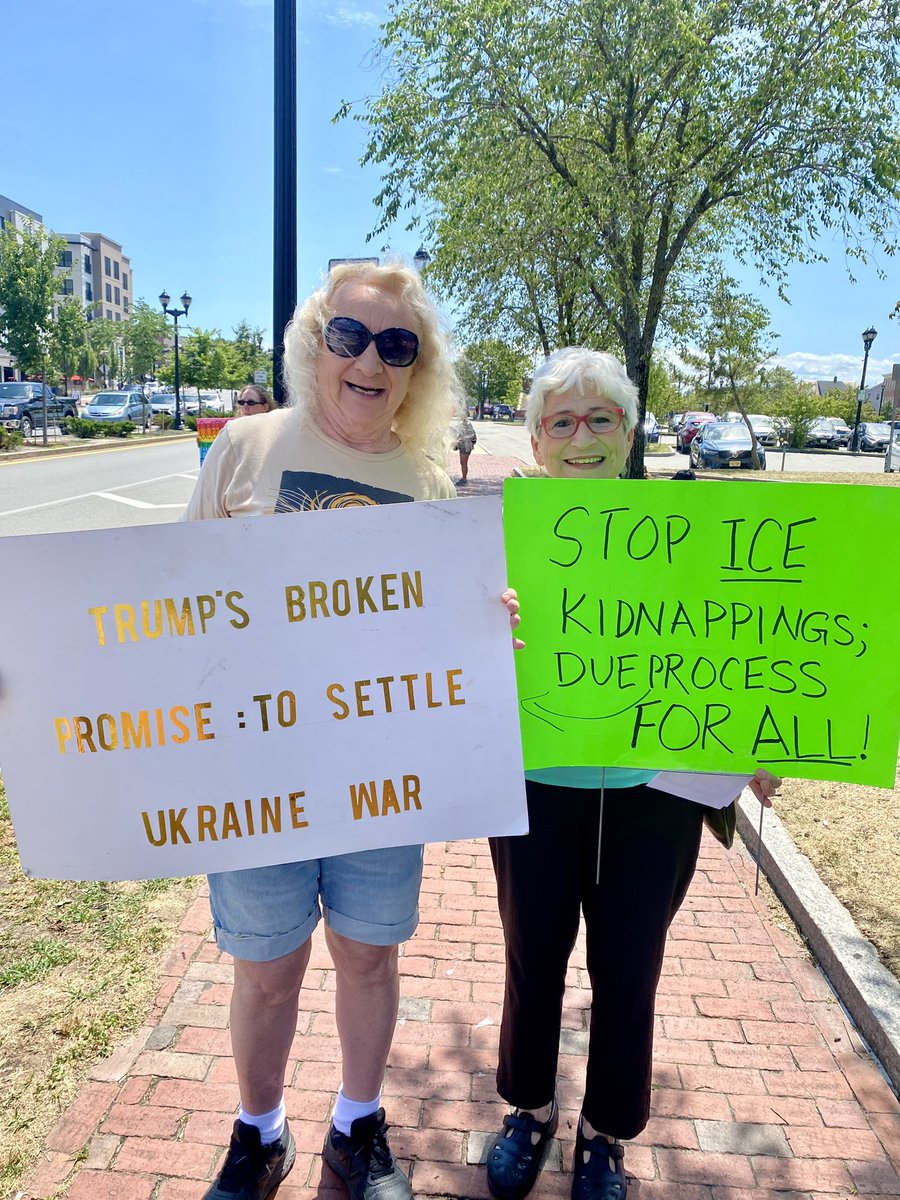 curtis4state's tweet image. Joining a good group of people protesting Trump’s policies at the Riley Plaza in Salem this afternoon!