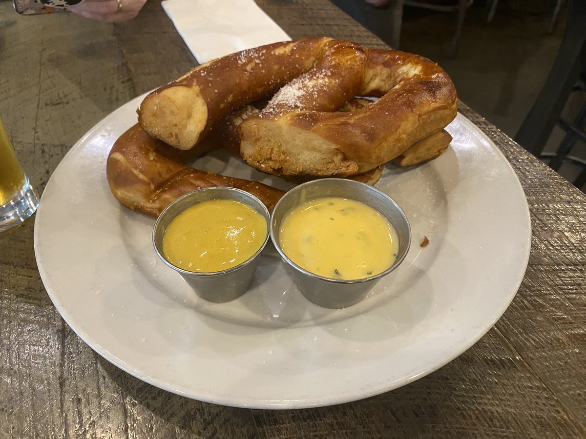 deadbrew1's tweet image. Grubbin at Craft 96
Beers!
BAP!! With beer cheese and spicy mustahhhd
Buffalo Mac and Cheese
Fried green beans
More beers!!!
903 - Pirate Ogre - RBA Stout with cinnamon 15.5% 🥴
Martin House - Fat Elvis - PB Banana Bacon stout 12%