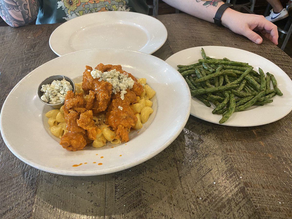 deadbrew1's tweet image. Grubbin at Craft 96
Beers!
BAP!! With beer cheese and spicy mustahhhd
Buffalo Mac and Cheese
Fried green beans
More beers!!!
903 - Pirate Ogre - RBA Stout with cinnamon 15.5% 🥴
Martin House - Fat Elvis - PB Banana Bacon stout 12%