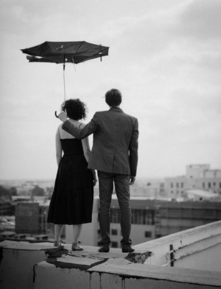 MeglioBello's tweet image. L'unica cosa che
ti chiedo quando
mi parli è di fare
attenzione alle parole
Che siano giuste. Che siano della stessa dimensione dei tuoi sentimenti. Perché se
mi dici "no", è no per me.
E se dici "piove",
piove per me.
E se mi dici "amore",
è amore
✒️. Rosario Castellanos