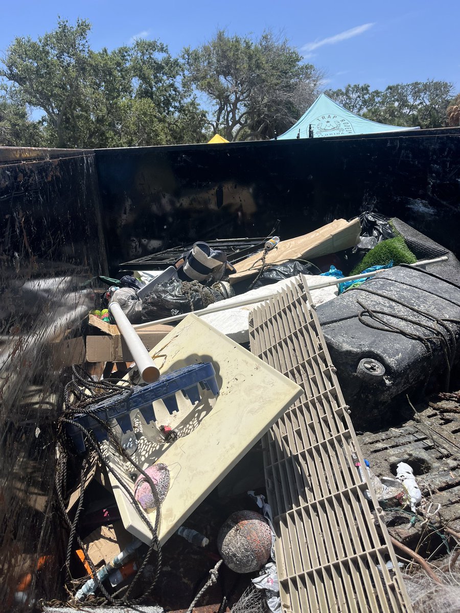 MaxChesnes's tweet image. In just four hours of marine debris cleanup in Tampa Bay:
•50+ abandoned crab traps
•Thousands of pounds of plastic
•Hundreds of feet of ropes and fishing line