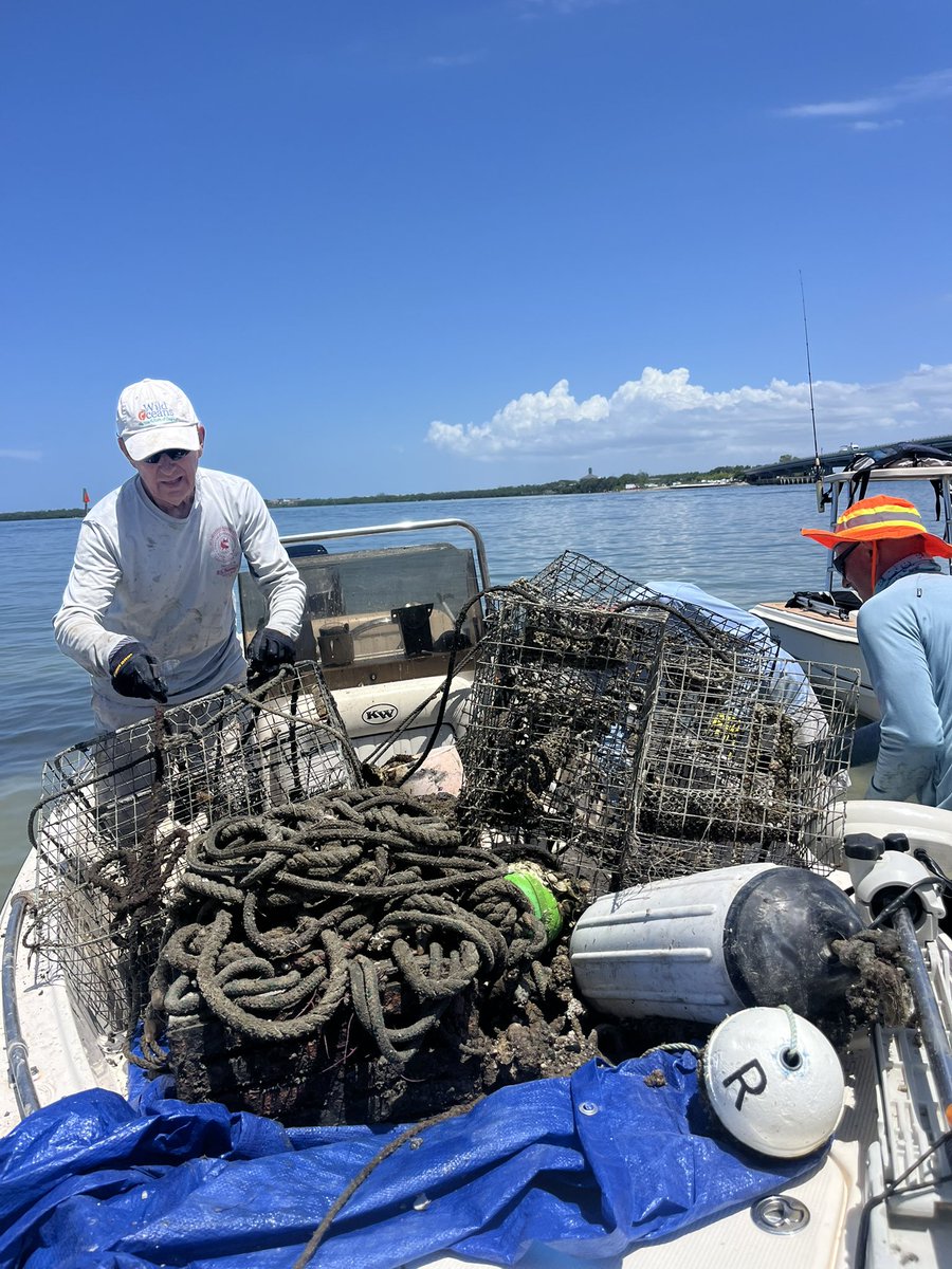 MaxChesnes's tweet image. In just four hours of marine debris cleanup in Tampa Bay:
•50+ abandoned crab traps
•Thousands of pounds of plastic
•Hundreds of feet of ropes and fishing line
