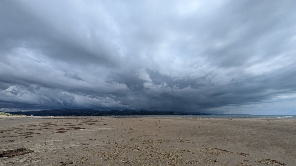Storm clouds over the Rhinogydd Mountains Eryri &amp; Harlech North Wales <a href="/DerekTheWeather/">Derek Brockway - weatherman</a> <a href="/Sue_Charles/">Sue Charles</a> <a href="/StormHour/">#StormHour</a> #StormHour <a href="/metoffice/">Met Office</a> <a href="/Netweather/">Netweather</a>