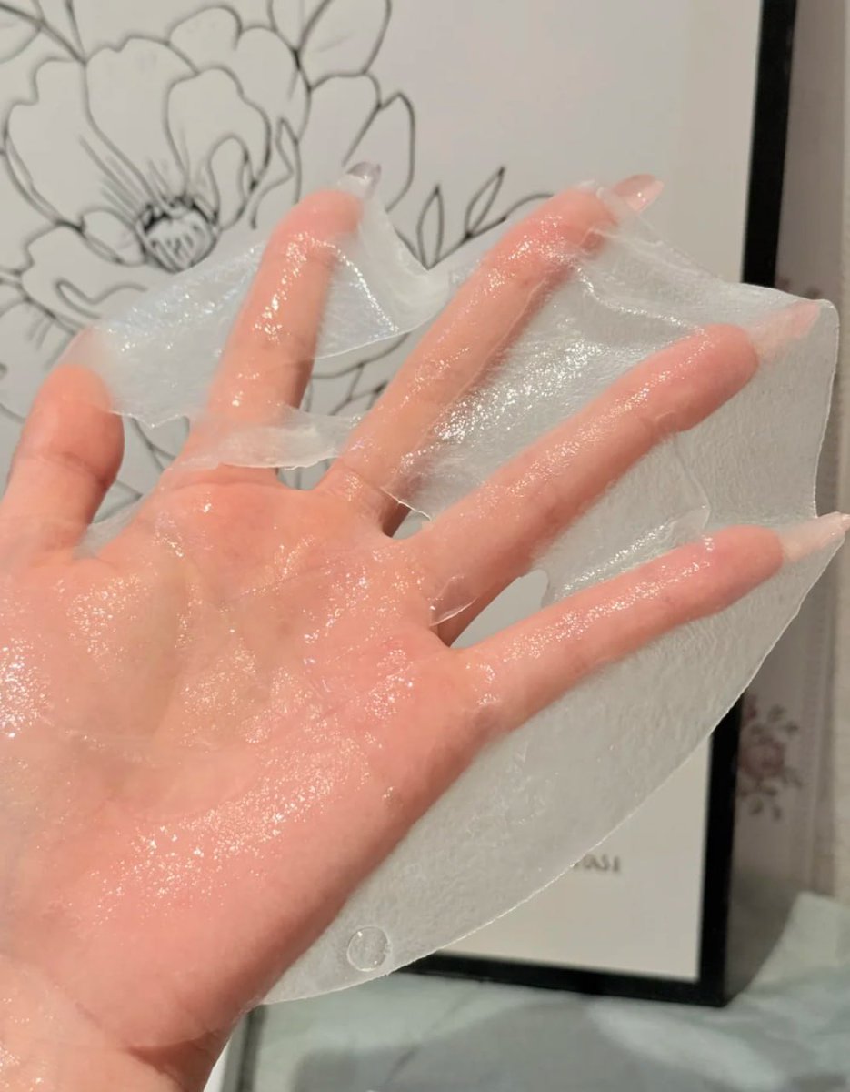 avashenouda2012's tweet image. You should take care of your skin before going to bed😚