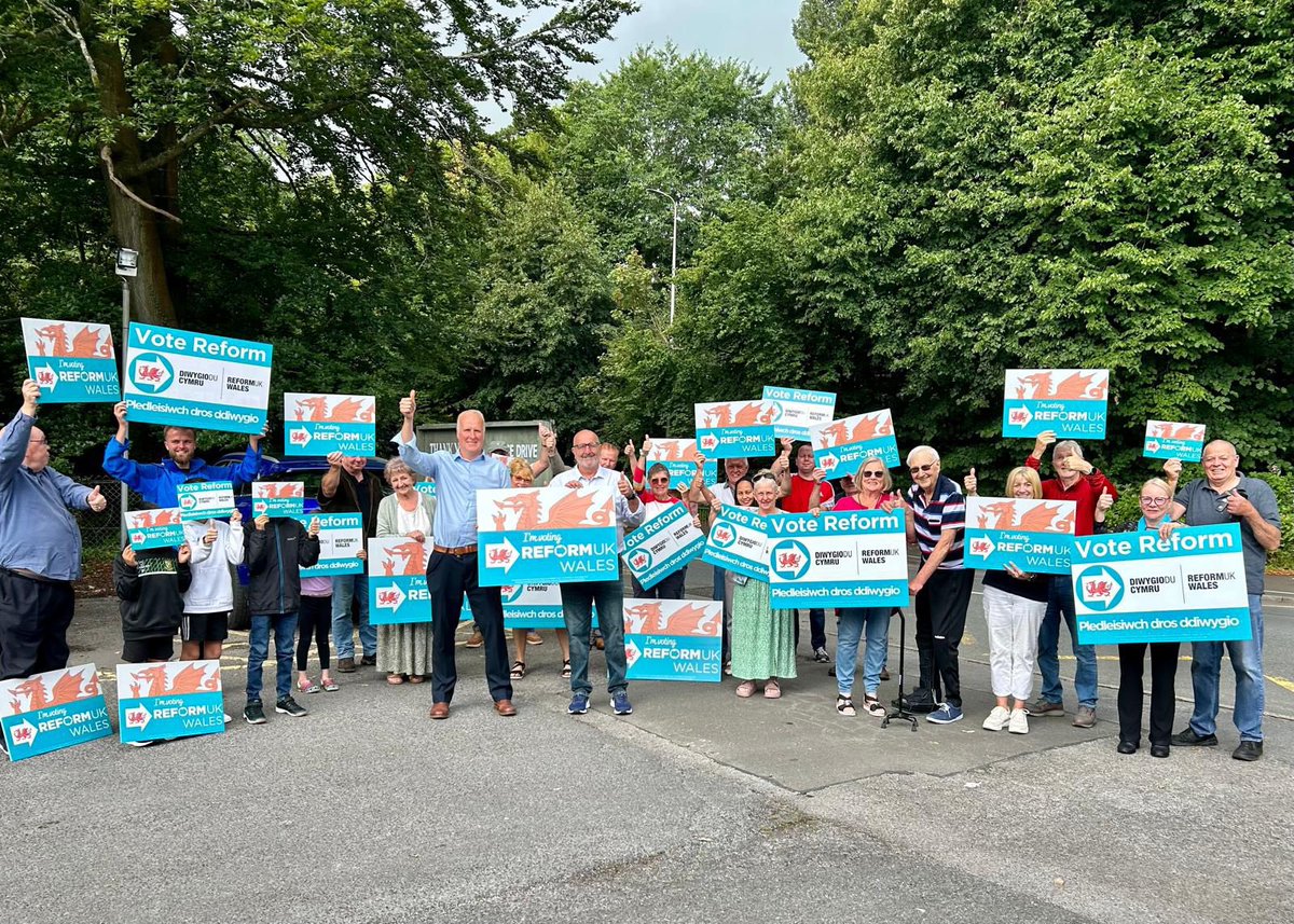 RUKWales's tweet image. Reformers out on the doorstep today.
Wales needs Reform🏴