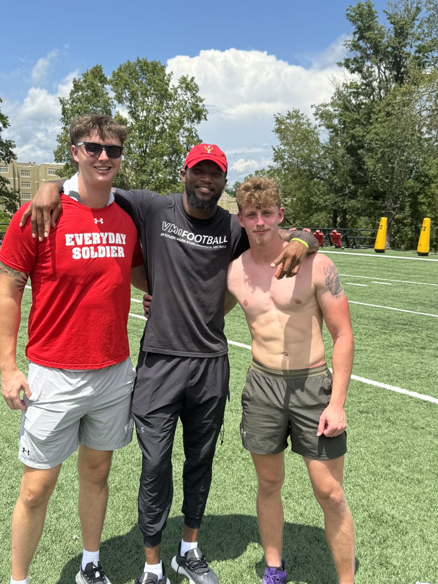 EdgevonBrandt's tweet image. Had a great time @VMI_Football camp today. Ran a 4.5 40 , 10'3 broad jump & 4.3 shuttle & most importantly built some great relationships @RichYahner @CoachHamp__ @DaelunDarien7 look forward to talking more soon