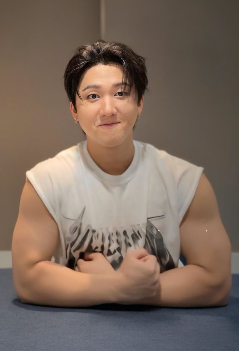 the combination of his adorable face with those arms is soooo 😭😭