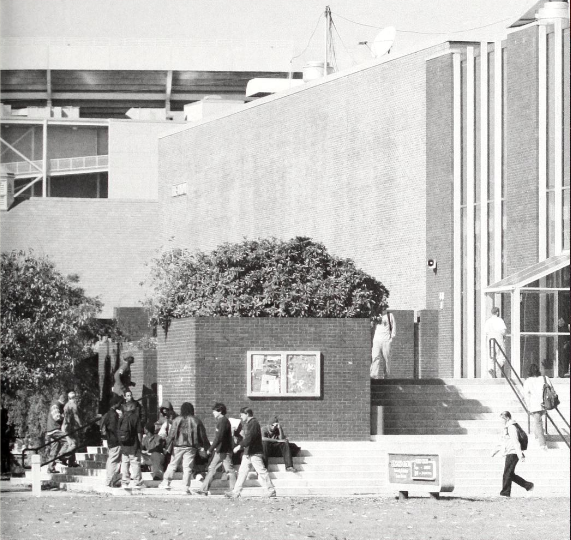 MSStateAlumni's tweet image. Hanging out outside the Union in 2003.
📸 2003 𝘙𝘦𝘷𝘦𝘪𝘭𝘭𝘦
